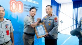 PENGHARGAAN-Kepala Kantor Wilayah Badan Pertanahan Nasional Provinsi Kepulauan Riau, Nurus Sholichin, A.Ptnh., M.M., menerima apresiasi & penghargaan dari Kapolda Kepulauan Riau, Irjen. Pol. Asep Safrudin, S.I.K., M.H. (Foto Ist).