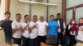 FOTO BERSAMA-Ketua DPRD Demak, H. Zayinul Fata, SE (tengah baju putih) foto bersama Ketua panitia, Sunarto, Sekretaris panitia, M. Abdul Latif dan Panitia, saat acara. (Foto Ist)